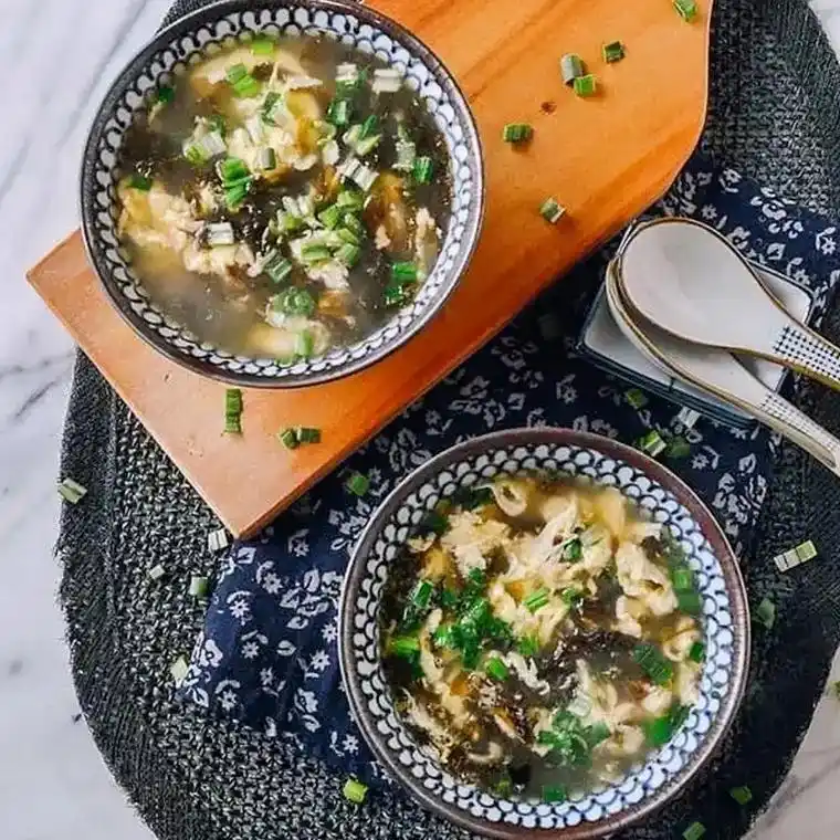 大厨朵儿丨紫菜蛋花汤.主料:紫菜,鸡蛋,虾米 辅料:精盐,味 - 抖音