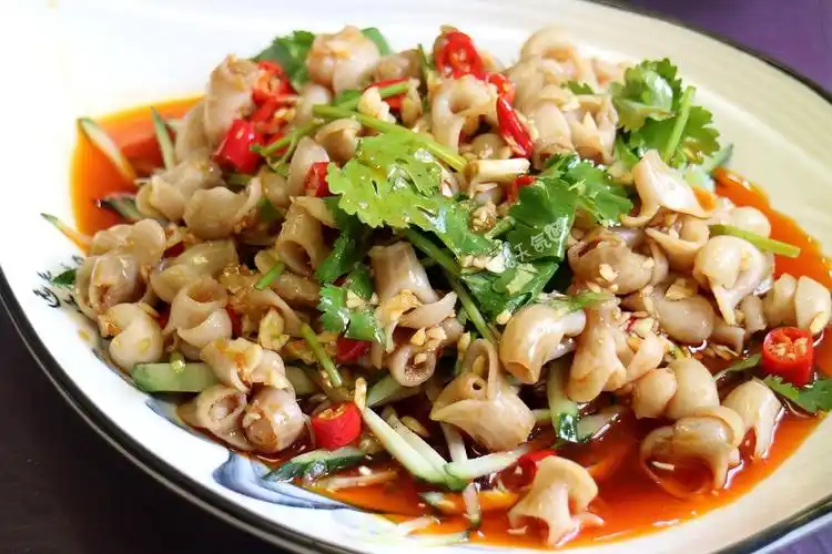 凉拌鱼肚相比花蛤,油蛤的肉质更嫩更脆,简单的姜葱炒,去腥又美味.