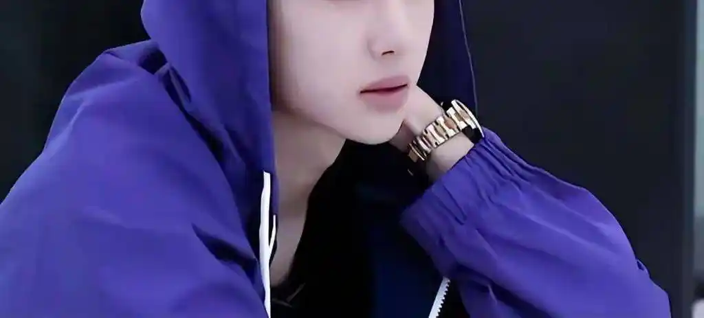 王一博现身香港兰桂坊陪大佬?网友偶遇打招呼把助理吓一跳!