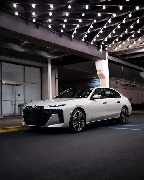 白色涂装质感很高 符合高端豪华水平 宝马7系实车