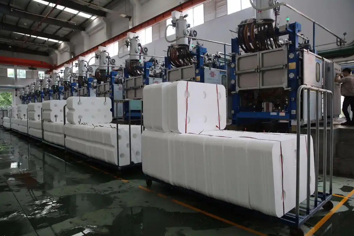 厚田泡沫箱设备成品展示