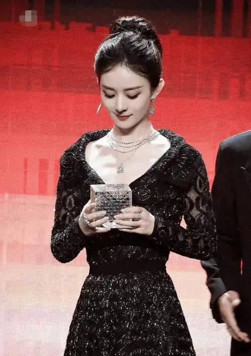 赵丽颖幸亏没穿这套高定走红毯!