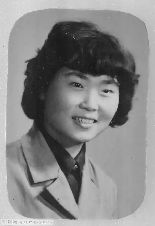 「超清」模糊老照片,高质量修复