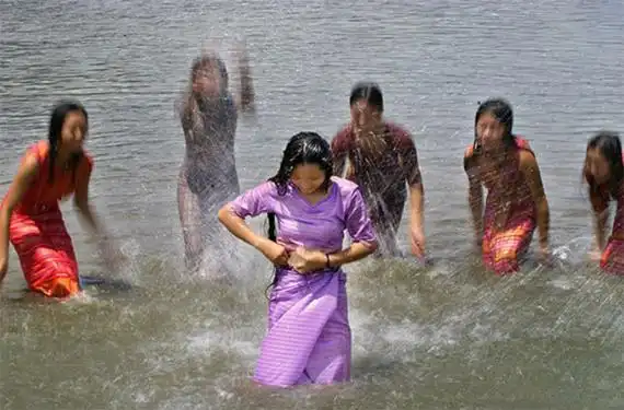 实拍缅甸农村姑娘户外戏水,看完忍不住害羞,立马买机票!