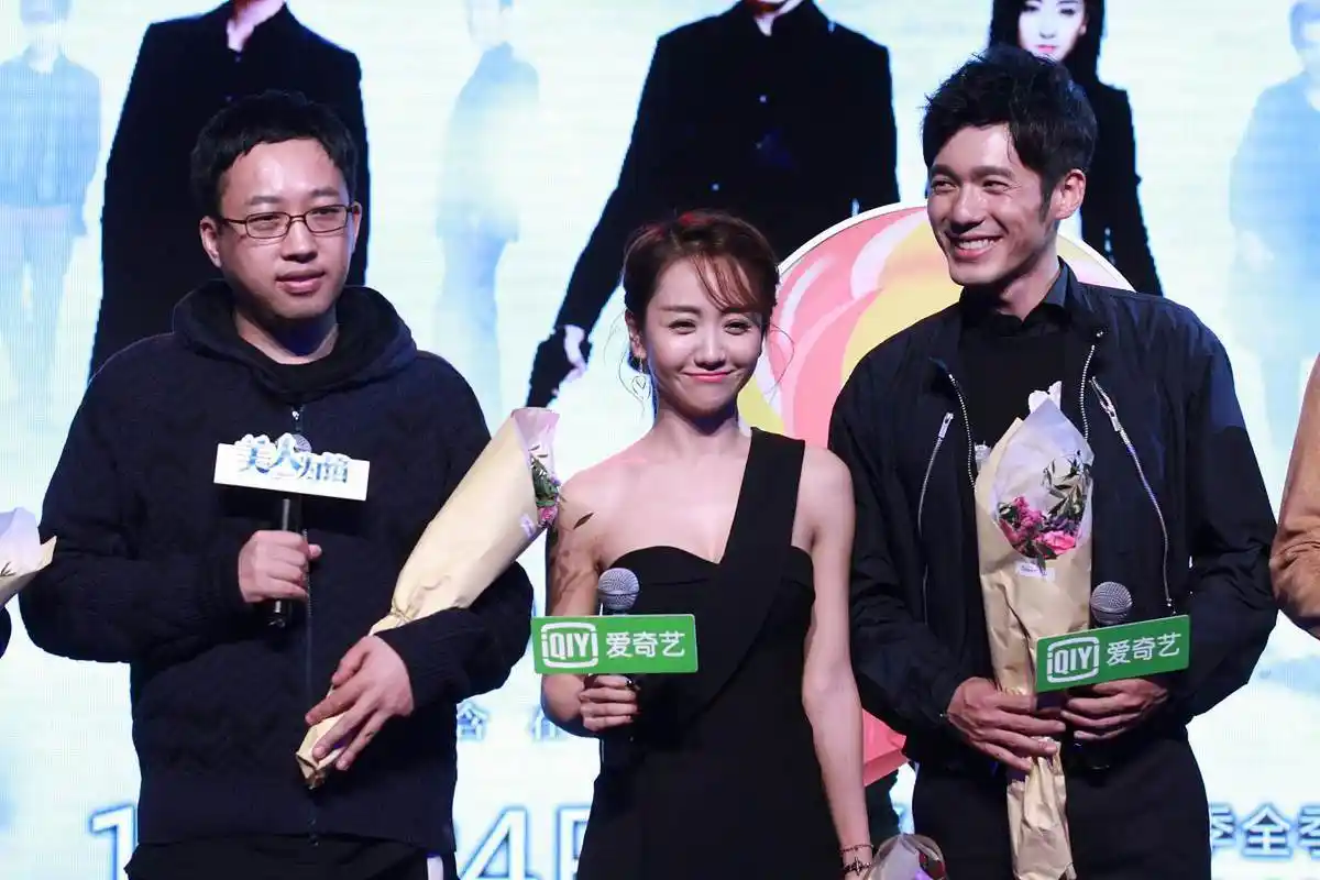 白宇和杨蓉同台,没有胡子的白宇,还是很帅的!