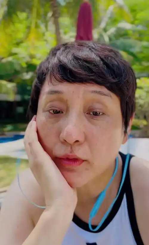 54岁孔琳近照曝光,满脸老年斑皱纹认不出,与富商男友仍未婚