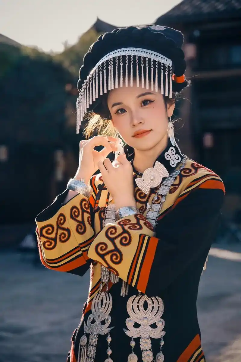 少数民族服饰 #彝族 我要走出这座大山 做那最绚烂的索玛花 - 抖音