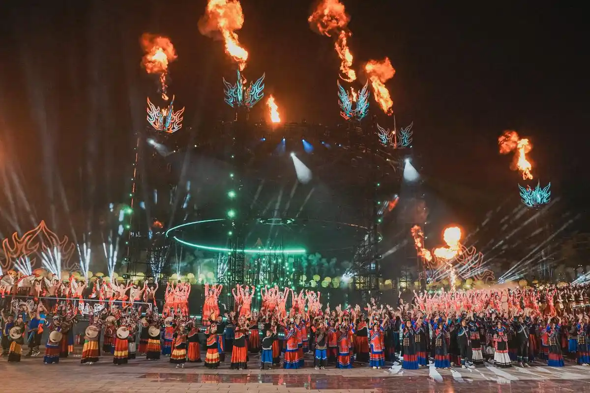 第八届凉山彝族火把节开幕