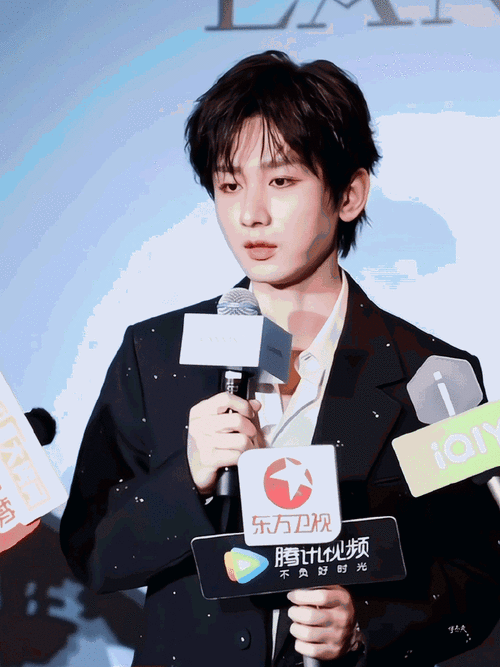 成毅的表情好可爱  今天看见新鲜的@成毅哥哥啦  生图颜值我的真的好