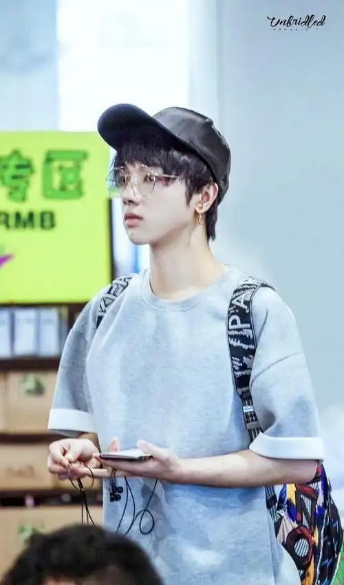 华晨宇亮黄色长袖搭配马甲亮相活动,一头干练的发型,尽显少年范