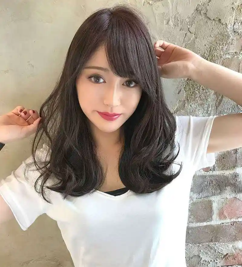 导读:最近有几位粉丝咨询,头发粗硬发量又很多,每次做发型都不太理想