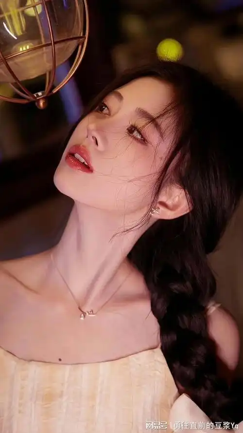 温柔时刻:鞠婧祎写真中的温暖光芒!