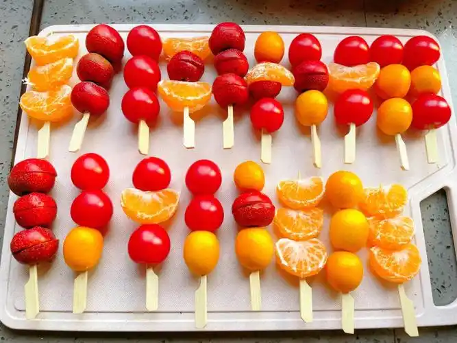 冰糖葫芦是一定要安排一下的简单易上手,小苏打把水果洗一下,厨房纸巾