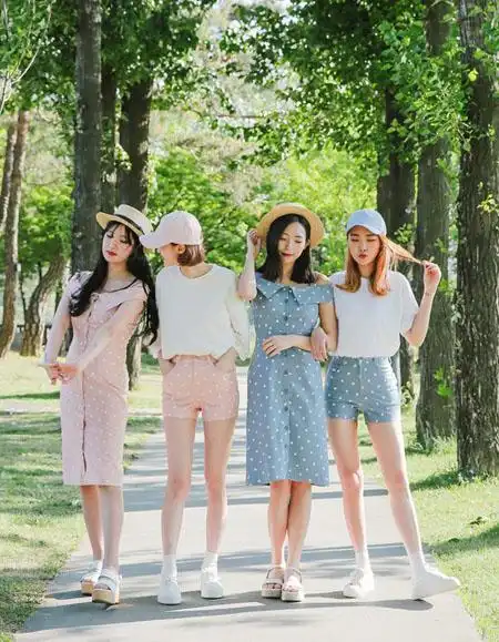 闺蜜必学集体拍照姿势教学拍出不一样的欢乐感