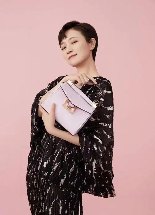 纪梵希家的手袋搭配焦俊艳这一身连衣裙超有质感