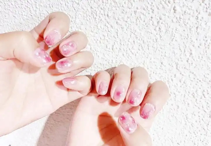 夏季显白晕染短指甲美甲2021新款图