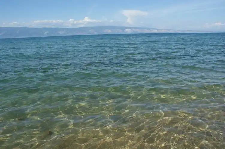 贝加尔湖水清澈透底