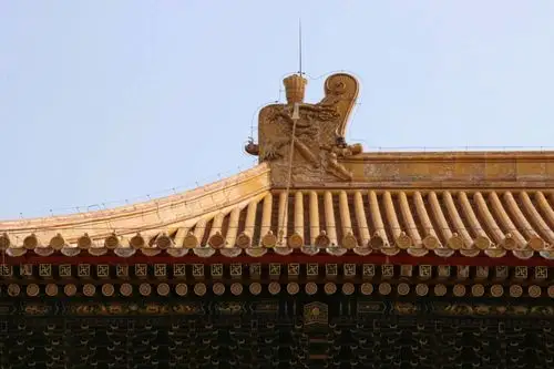 太和殿的顶端正脊上的龙吻,装上了现代的避雷针.