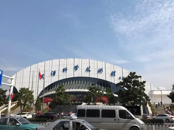 武汉科技馆又是一个免费的地方,带着孩子走一走还是很不错的.