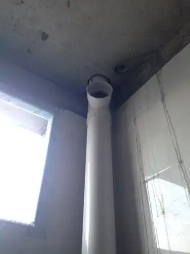 我家的顶楼卫生间拍气管有个三通,而且三通的一端是没有盖子的,这样