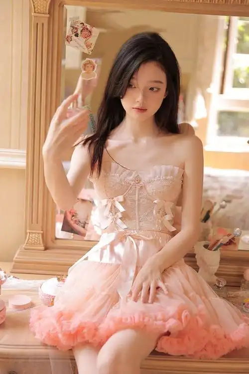 粉色连衣裙的可爱少女犹如童话里的公主甜以待人
