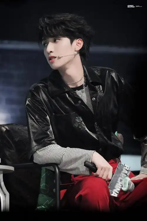 严浩翔舞台好绝美啊有被小严安利到期待小严的新舞台