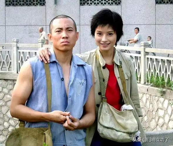 演员阿斯茹:嫁给瘫痪男友谷智鑫,结婚9年生两子,今苦尽甘来|中国1921