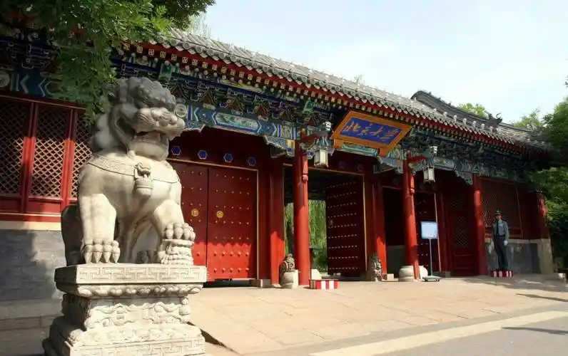 北京大学校门就这样,刘丁宁回到了自己原来的高中,作为曾经的高考