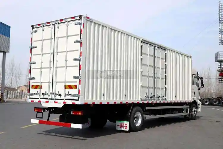 陕汽轩德翼3单桥国六黄牌厢式运输车(白色)右后图_厢式货车图片_专汽