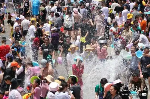 狂欢的戛洒沐浴节