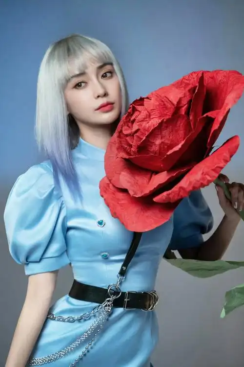 杨颖最新银蓝渐变色造型,这个发色好美!_高清图集_新浪网