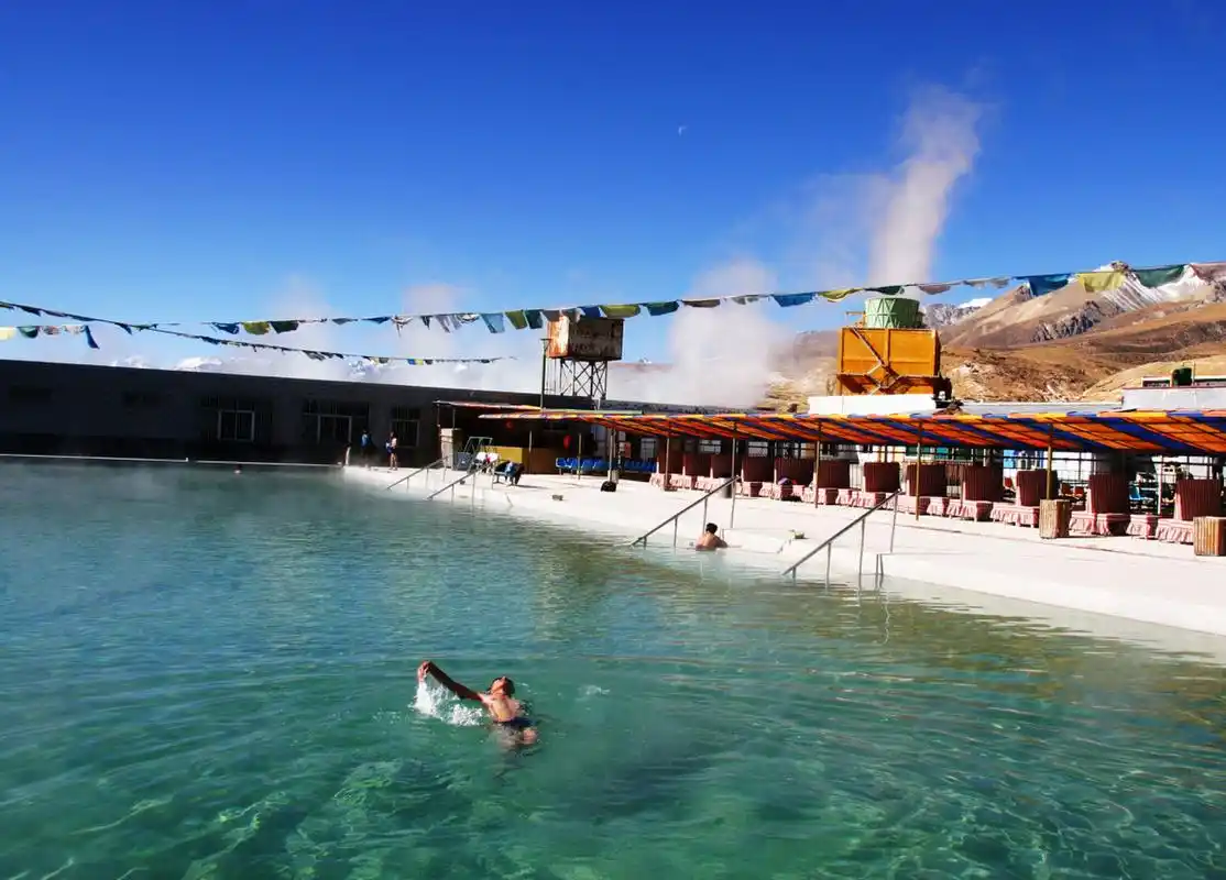 羊八井地热温泉位于念青唐古拉山南端,是一个海拔4300米的狭长盆地.