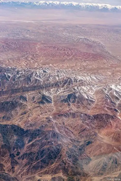 中国最大的盆地是新疆塔里木盆地.