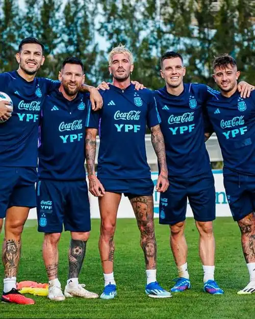 小明海哥 的想法: 北京时间11月14日上午,阿根廷国家队官媒晒图,梅西