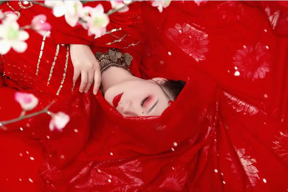 盘子女人坊古装写真,一袭红衣衬得肤白如雪