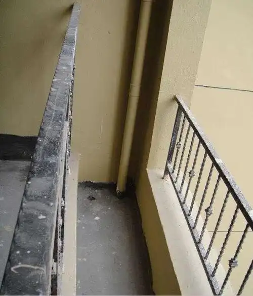 小户型这么"偷"空间太危险,设备平台改小阳台,都不怕塌吗?