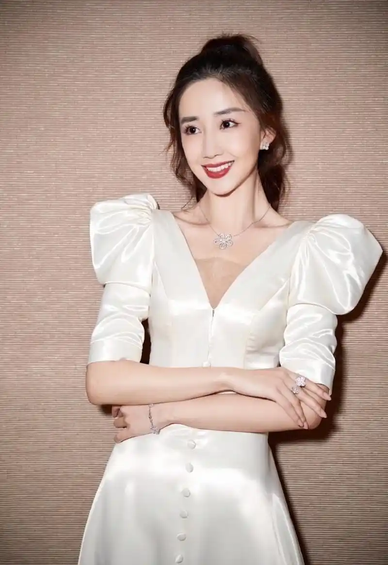 陈欣予,1993年11月24日出生于上海市,中国内地影视女演员,毕业于上海