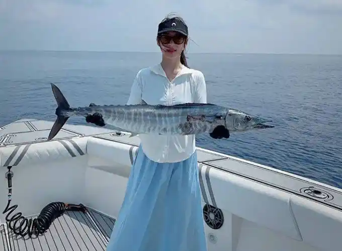 36岁袁姗姗晒马尔代夫旅行照,穿时尚身材绝美,a4腰马甲线抢镜_比基尼