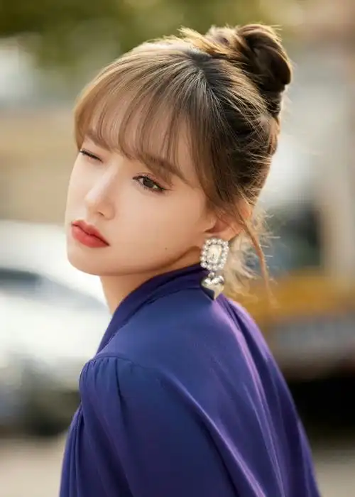 程潇职场造型##程潇蓝色毛边短裙