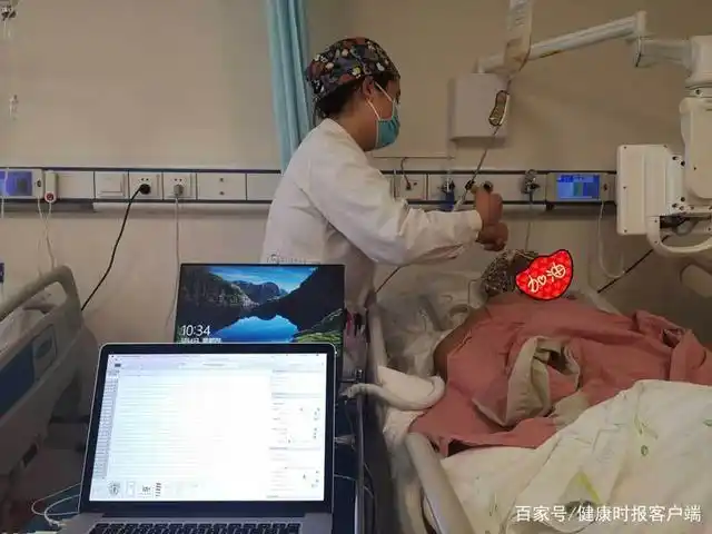 护士在为病人注射营养液.王艾冰摄