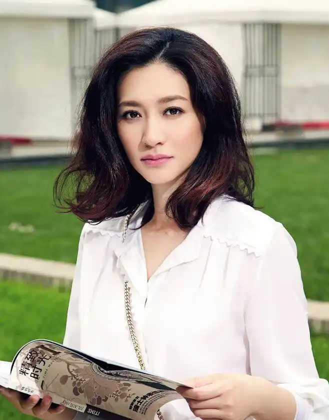 当红女星李小冉白裙写真 将知性唯美发挥到极致