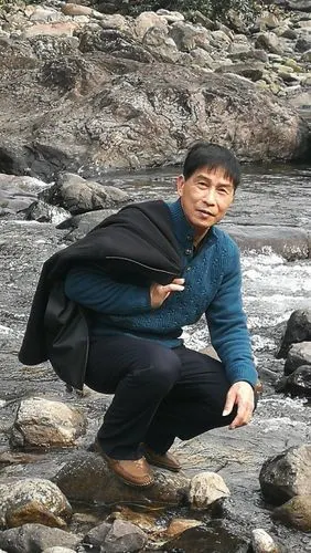 中年男人像一部书,书写着人生无法计数的无悔无怨.