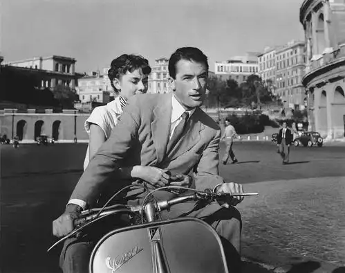 《罗马假日》里的赫本和派克