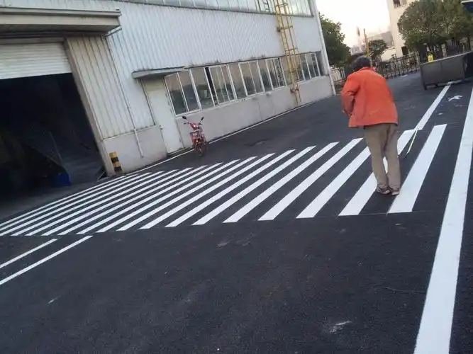 武汉工厂地面划线 - 武汉钰路通交通设施有限公司