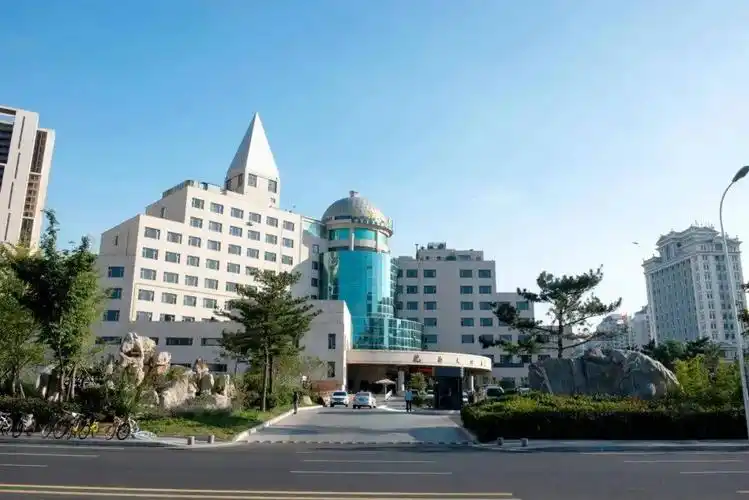 岛岛特意为大家争取到了  优惠哦～  抱海大酒店位于威海市环翠区