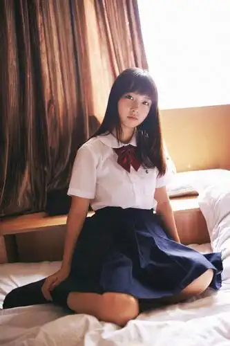 山田実瑠_跪坐在床上的样子