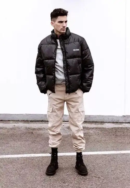 工装裤搭配连帽卫衣的造型显得很青春时髦,束脚的款式搭配一双运动鞋