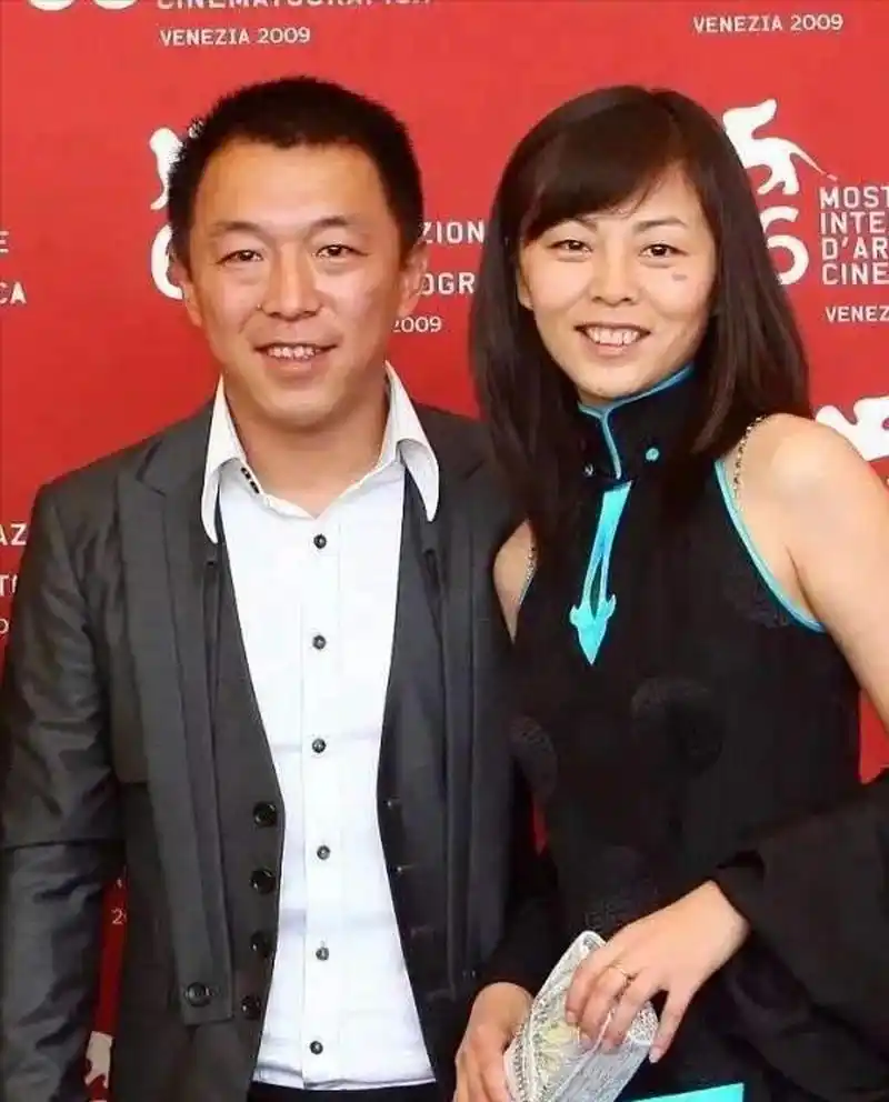黄渤的老婆名叫小欧,两人相识于音乐舞蹈班,小学时期就是同学.
