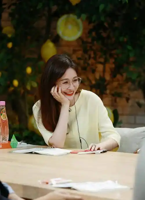 央视美女主持,肤白貌美有气质,笑容明媚有亲和力,网友:好美啊_汪聪