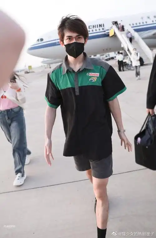 夏天来啦~我们千玺也把短裤穿上了超喜欢的一些男友穿搭~眼镜造型真的